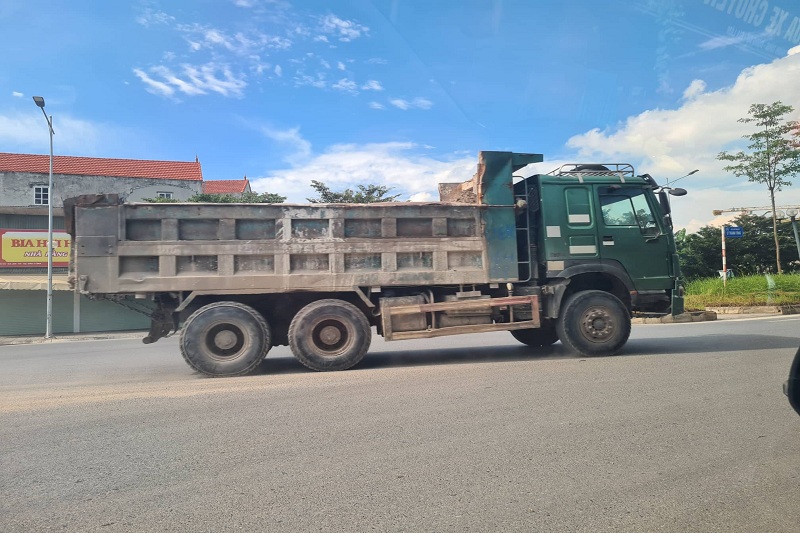 Chiếc xe tải có dấu hiệu cơi nới thành thùng tung hoành trên đường Lý Thánh Tông (Gia Lâm, Hà Nội).