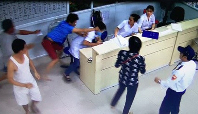 Một trường hợp bệnh nhân cùng người nhà hành hung nhân viên y tế phòng cấp cứu, được camera bệnh viện ghi lại hình ảnh.