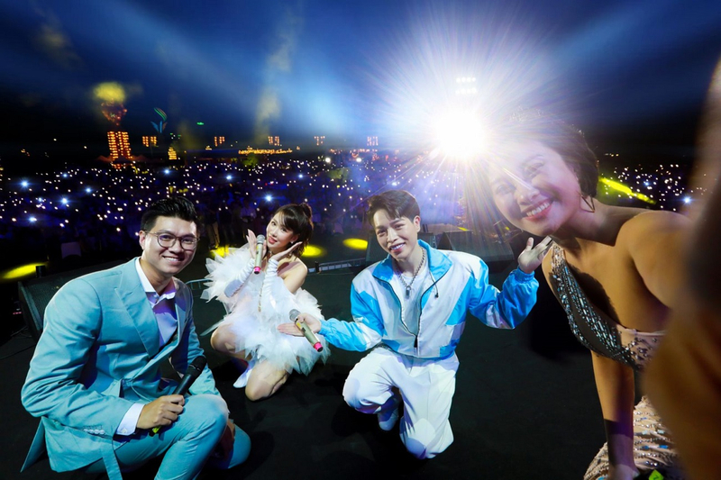 Khoảnh khắc các nghệ sĩ selfie từ sân khấu và bên dưới là hàng ngàn ánh đèn flash tựa như những ngôi sao lấp lánh.