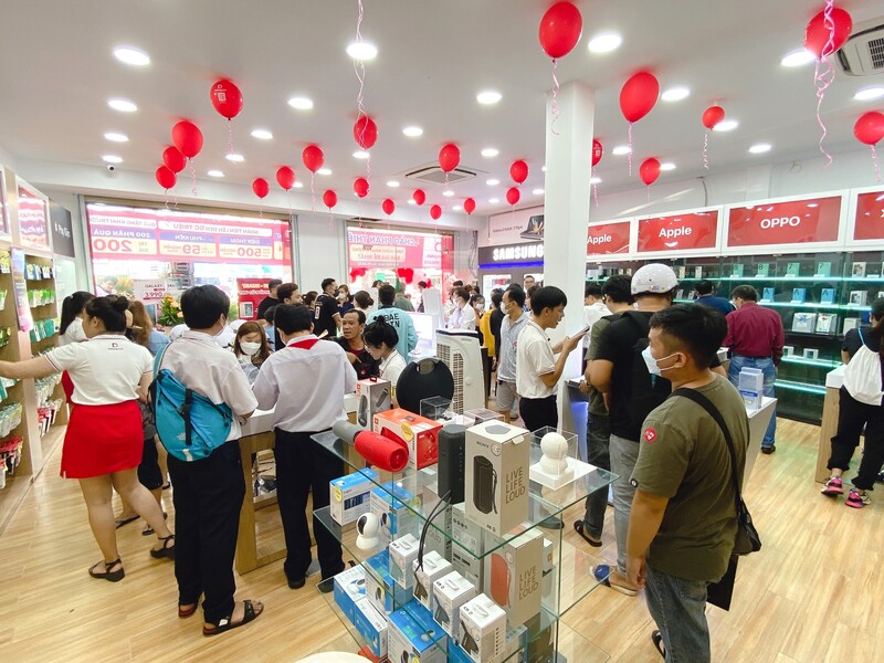 Nhiều khách hàng đến mua sắm trong ngày khai trương cửa hàng Di Động Việt tại Phan Thiết