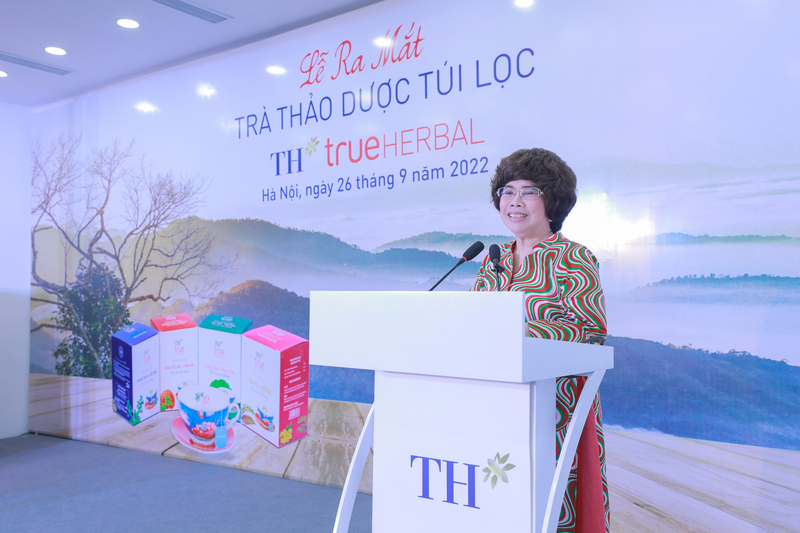 Bà Thái Hương – Nhà sáng lập, Chủ tịch Hội đồng Chiến lược Tập đoàn TH tại lễ ra mắt bộ sản phẩm Trà thảo dược túi lọc TH true HERBAL.