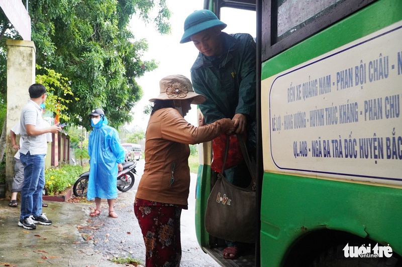 Người dân ven biển Quảng Nam lên xe buýt di dời đến điểm an toàn trước khi bão số 4 đổ bộ. (Ảnh: Tuổi Trẻ TP HCM).