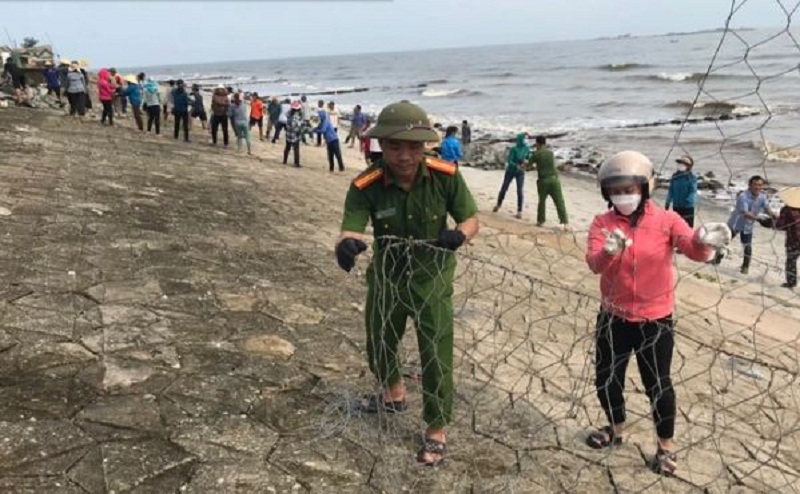 Xã Cẩm Nhượng (Cẩm Xuyên, Hà Tĩnh) huy động 250 người vá tuyến kè biển trước bão Noru (Ảnh: Anh Tuấn).