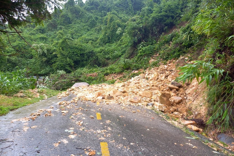 Tuyến đường tỉnh 611 đoạn qua đèo Le, xã Quế Long (Quế Sơn, Quảng Nam) bị sạt lở gây ách tắc giao thông. (Ảnh: Báo Quảng Nam).