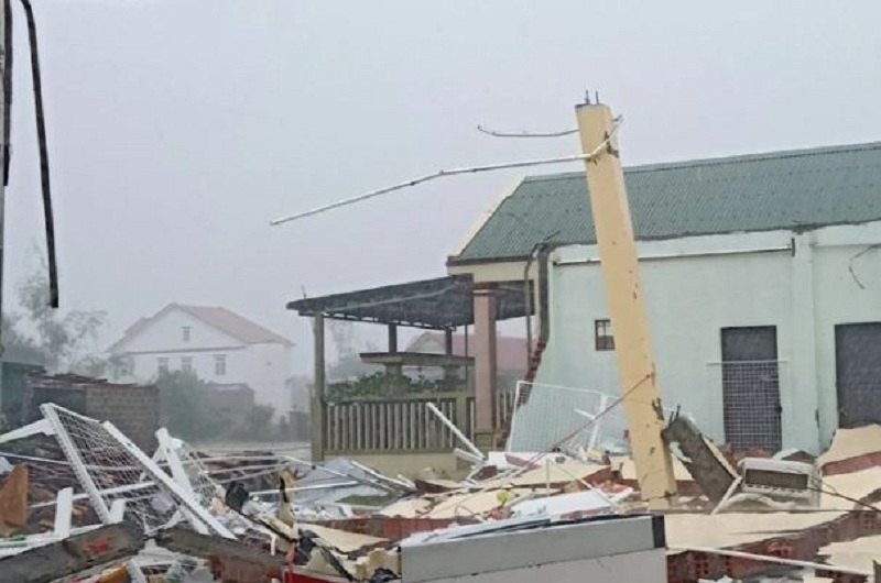 Nhiều nhà cửa bị đổ sập do mưa bão.