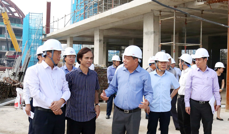  Các thành viên Đoàn giám sát số 3 kiểm tra tiến độ xây dựng Cung Thiếu nhi Hà Nội