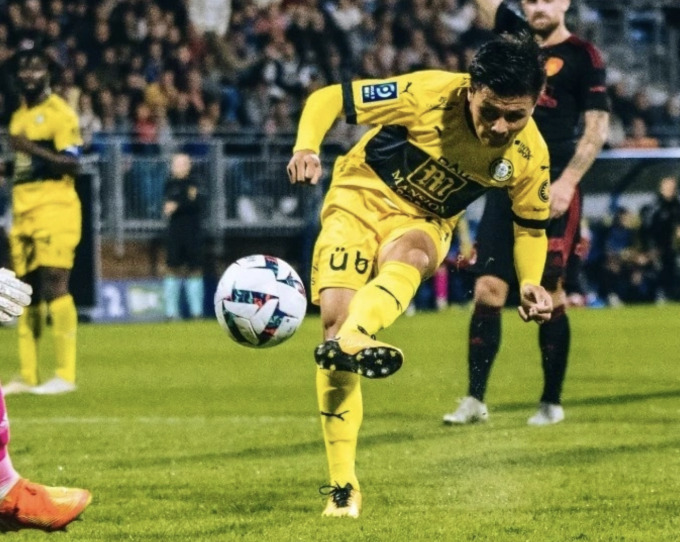 Quang Hải đặt lòng ghi bàn khi đối mặt thủ môn của Rodez. Ảnh: Pau FC
