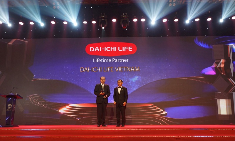 Ông Seigo Fujimaru – Phó Tổng Giám đốc Điều hành kiêm Phó Tổng Giám đốc Tài chính Tổng hợp Dai-ichi Life Việt Nam nhận giải “Doanh nghiệp xuất sắc Châu Á” (Corporate Excellence Award).
