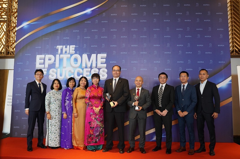 Các Thành viên Ban Giám đốc Dai-ichi Life Việt Nam tại Lễ trao giải thưởng kinh doanh xuất sắc Châu Á Asia Pacific Enterprise Awards (APEA) 2022.