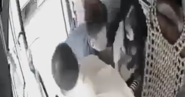 Cô gái bị nhân viên kéo xuống xe sau khi phản ánh việc bị 'đè' trên xe. Ảnh cắt từ clip