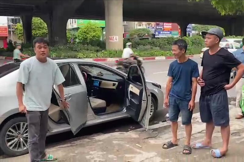 Thiếu tá Nguyễn Ninh Dương nhờ người dân quay lại clip khi cứu giúp nạn nhân (Ảnh chụp màn hình)