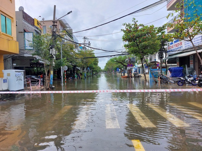 Đường Hà Huy Tập- đoạn trước Trường Tiểu học Huỳnh Ngọc Huệ và Trường THCS Huỳnh Thúc KHáng vẫn còn ngập sâu (ảnh chụp lúc 9 giờ 40 sáng 15-10).