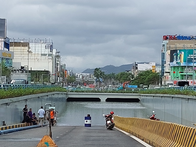 Hầm chui Điện Biên Phủ- Nguyễn Tri Phương vẫn ngập nặng nên lực lượng chức năng đang bơm nước ra ngoài