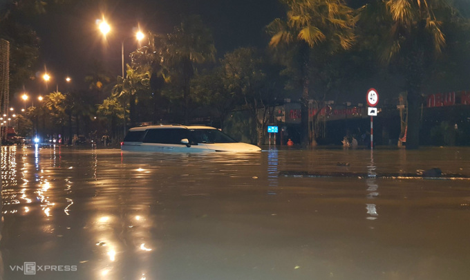Từ chiều tối ngày 14/10, do ảnh hưởng của bão số 5 kết hợp với không khí lạnh, những cơn mưa lớn đã trút xuống nhiều nơi tại Đà Nẵng khiến nước ngập sâu