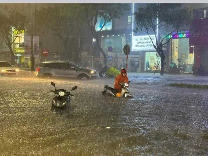Theo Trung tâm Dự báo khí tượng thủy văn Quốc gia, chỉ trong vòng 2h đồng hồ (từ 18-20h), tại Đà Nẵng đã có điểm đo được lượng mưa tới 266.8mm. Đây là lượng mưa cực lớn
