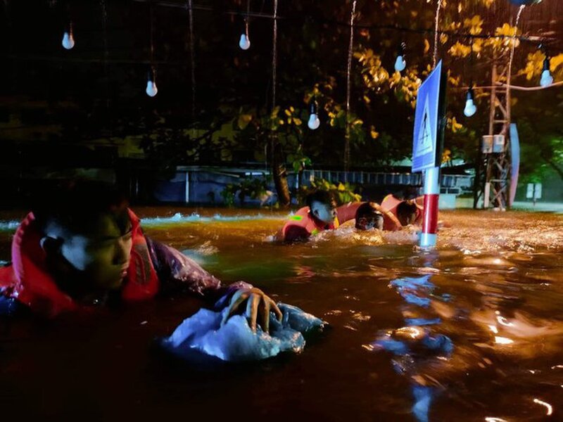 Công an phường Hòa Khê, Đội Phòng cháy chữa cháy và cứu hộ cứu nạn, Công an quận Thanh Khê và dân quân phường đã giải cứu 4 người dân bị mắc kẹt do nước lên