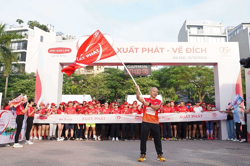 Ông Lưu Anh Tuấn - Phó Tổng Giám đốc Tài chính Dai-ichi Life Việt Nam, thực hiện nghi thức phất cờ xuất phát Sự kiện Kết Nối “Dai-ichi Life - Cung Đường Yêu Thương 2022” tại Hà Nội.
