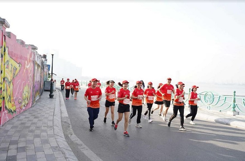 Các thành viên hào hứng và tham gia chạy bộ trong Sự kiện Kết Nối “Dai-ichi Life - Cung Đường Yêu Thương 2022” tại Hà Nội.