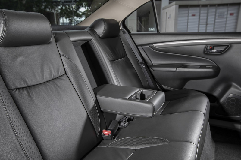 11. Về nội thất, Suzuki Ciaz trang bị ghế ngồi bọc da toàn bộ cùng với tựa đầu mang lại cảm giác thoải mái cho người dùng.JPG
