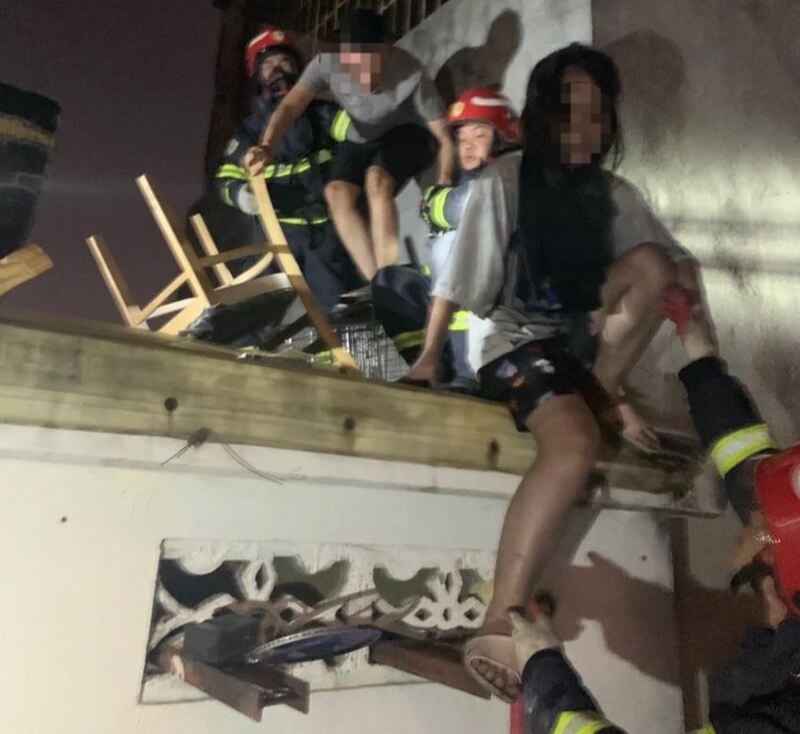 Cảnh sát chữa cháy giải cứu các nạn nhân bị mắc kẹt trong tòa nhà cháy (Ảnh: Hoàng Dũng).