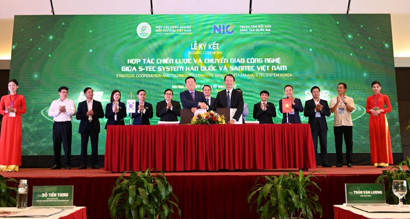 Lễ ký kết “Hợp tác chiến lược và chuyển giao công nghệ giữa S-tec System Hàn Quốc và Sanitec Việt Nam”.