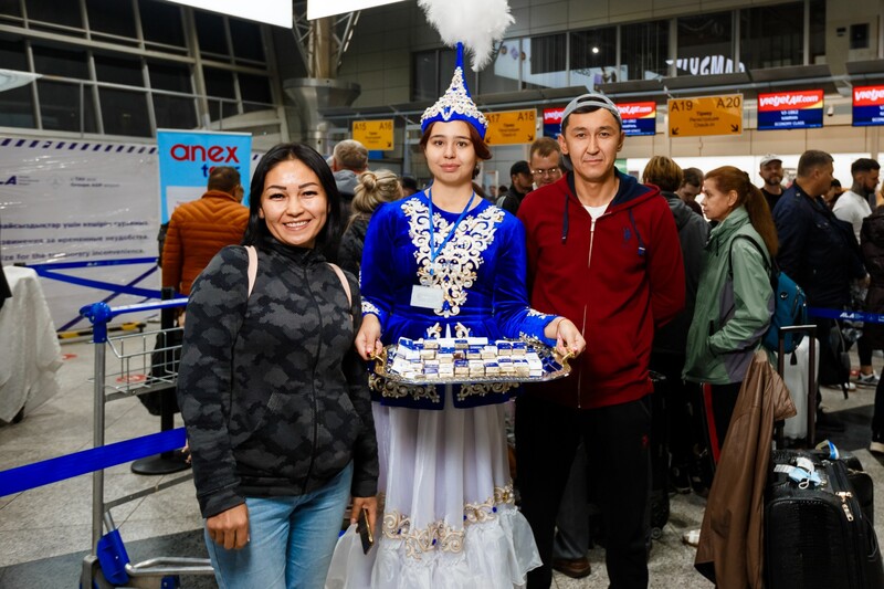Những du khách đầu tiên bay thẳng cùng Vietjet từ Kazakhstan đến với Nha Trang hào hứng trước chuyến bay và sự chào đón nồng nhiệt của thành phố biển