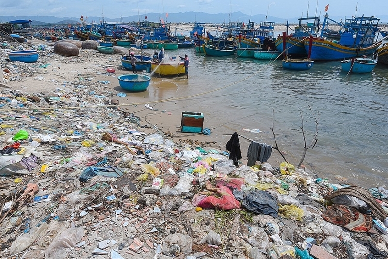 Một bãi biển ở Bình Thuận ngập trong rác thải. (Ảnh: Lekima Hùng)