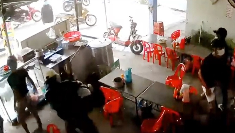 Một em học sinh bị đánh bằng ống sắt. Ảnh cắt từ clip