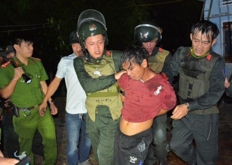Lực lượng chức năng khống chế, bắt giữ Trần Văn Xanh. (Ảnh: C.A)