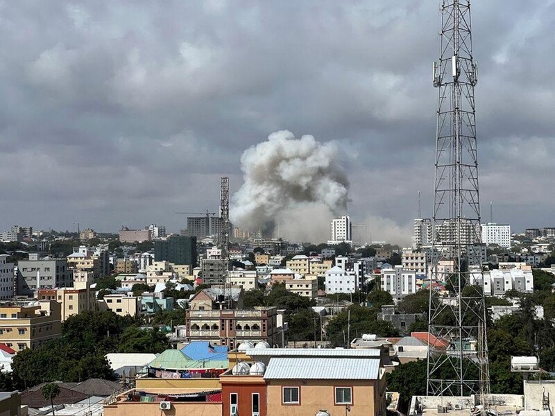 Khói bốc lên sau vụ đánh bom trước trụ sở Bộ giáo dục Somalia ở thủ đô Mogadishu vào chiều 29/10. Ảnh: REUTERS