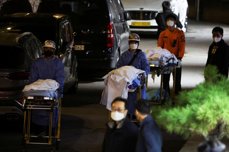 Thi thể để được vận chuyển từ bệnh viện sau vụ giẫm đạp trong lễ hội Halloween ở Seoul, Hàn Quốc, ngày 30/10. Ảnh: Reuters.