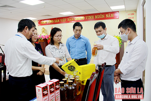 Gian hàng trưng bày sản phẩm của Công ty cổ phần Liên Việt Sơn La.