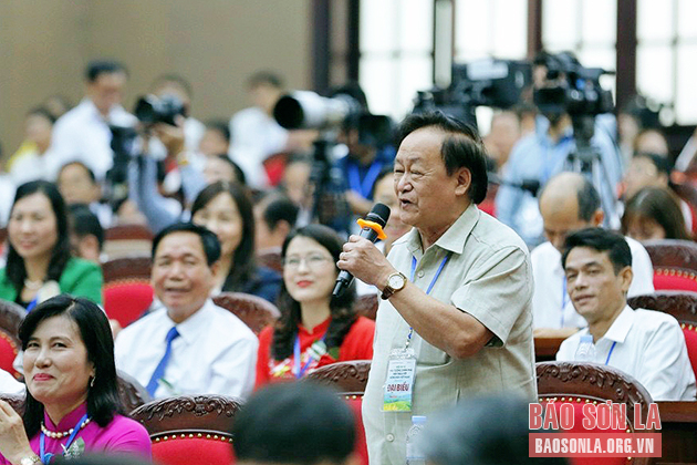 Giáo sư Nguyễn Lân Hùng dự Hội nghị Thủ tướng Chính phủ đối thoại với nông dân tổ chức tại Sơn La năm 2022.