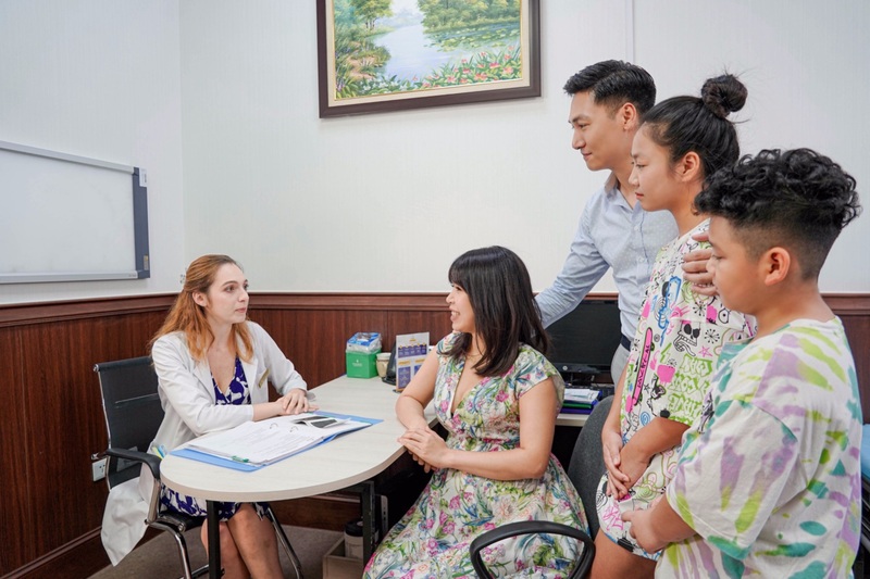 Gia đình Mạnh Trường lắng nghe tư vấn từ bác sĩ Y học bào thai nước ngoài tại phòng khám
