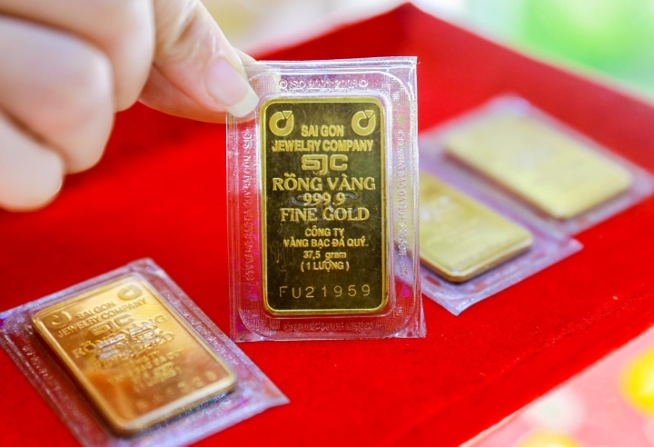 Bảng giá vàng hôm nay 10/11, giá vàng trong nước đảo chiều tăng mạnh, trong khi giá vàng thế giới biến động nhẹ và giao dịch trên 1.700 USD/ ounce.