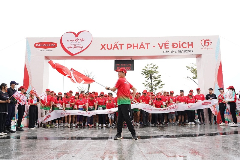 Ông Trần Đình Quân, Chủ tịch kiêm Tổng Giám đốc Dai-ichi Life Việt Nam, thực hiện nghi thức phất cờ xuất phát của Sự kiện Kết nối “Dai-ichi Life - Cung Đường Yêu Thương 2022” tại Cần Thơ.