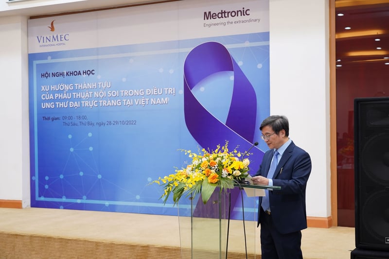 Thầy thuốc nhân dân PGS.TS.BS Phạm Đức Huấn – Giám đốc Trung tâm Tiêu hóa - Gan mật – Tiết niệu, Bệnh viện ĐKQT Vinmec Times City, chuyên gia đầu ngành về phẫu thuật nội soi tiêu hóa tại Việt Nam trình bày báo cáo tại Hội nghị.