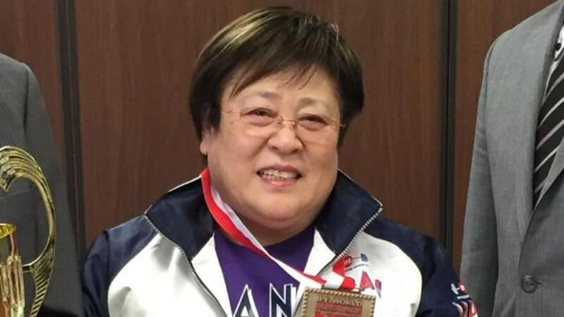 Bà Chiyomi Sawa lần thứ 19 nhận cúp vô địch giải cử tạ thế giới World Bench Press Champion dù đã 72 tuổi