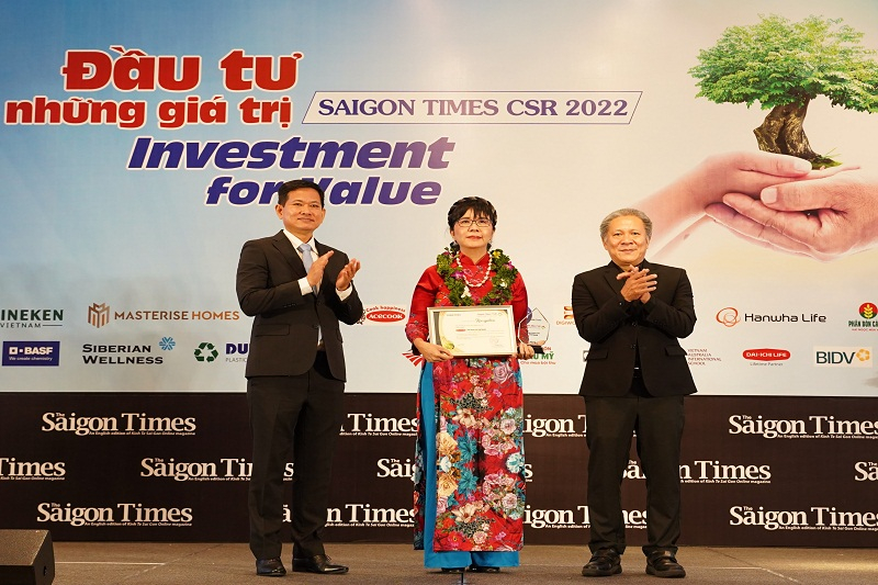 Bà Lưu Thị Thu Hằng – Giám đốc Cấp cao Thương hiệu và Marketing Dai-ichi Life Việt Nam, nhận giải thưởng “Doanh nghiệp vì Cộng đồng - Saigon Times CSR 2022”.