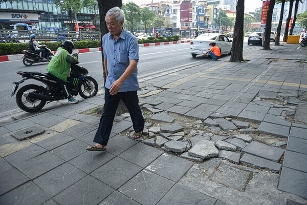 Nhiều tuyến đường ở Hà Nội xảy ra tình trạng đá lát vỉa hè bị nứt, vỡ.