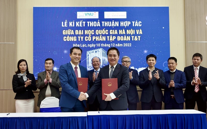 Ông Mai Xuân Sơn, Tổng Giám đốc Tập đoàn T&T Group (bên phải) và PGS.TS Phạm Bảo Sơn, Phó Giám đốc ĐHQGHN trao thỏa thuận hợp tác trong lĩnh vực y tế