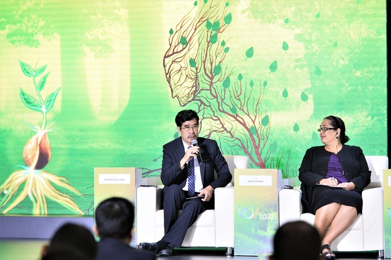 Ông Nguyễn Quốc Khánh (ngoài cùng, bên trái) - Giám đốc Điều hành Nghiên cứu & Phát triển (R&D) Vinamilk cùng các diễn giả trong phiên thảo luận VCSF 2022.