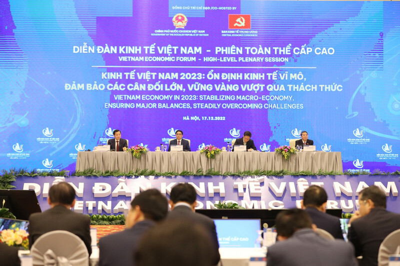 Thủ tướng Phạm Minh Chính chủ trì phiên toàn thể cấp cao Diễn đàn Kinh tế Việt Nam lần thứ 5 với chủ đề 'Tổng quan kinh tế Việt Nam năm 2022 và định hướng điều hành năm 2023' - Ảnh: VGP/Nhật Bắc
