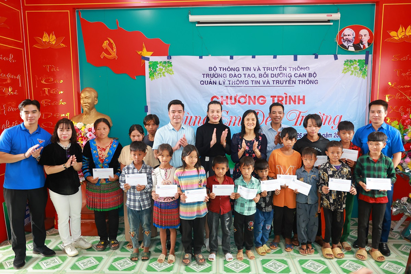 Đại diện Trường đào tạo, Vinamilk và các học viên lớp tập huấn cùng đến thăm, tặng quà cho các em nhỏ có hoàn cảnh khó khăn, học tập tốt tại xã Trung Chải, huyện Nậm Nhùn, tỉnh Lai Châu