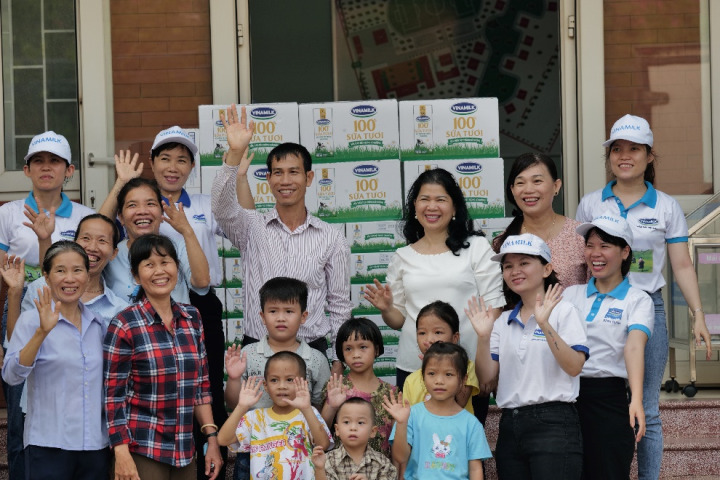 Nhân viên Vinamilk tại Bình Định cùng tới thăm các em nhỏ tại Trung tâm BTXH tỉnh trong chương trình Quỹ sữa vươn cao Việt Nam năm 2022.