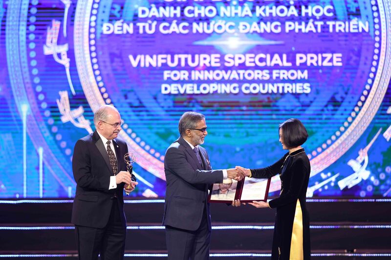 Giải Đặc biệt VinFuture 2022 dành cho Nhà khoa học nữ đã ghi nhận công trình nghiên cứu đột phá của Giáo sư Pamela Christine Ronald (Hoa Kỳ) trong việc phân lập gen Sub1A tạo điều kiện phát triển các giống lúa chịu ngập úng dài hạn.