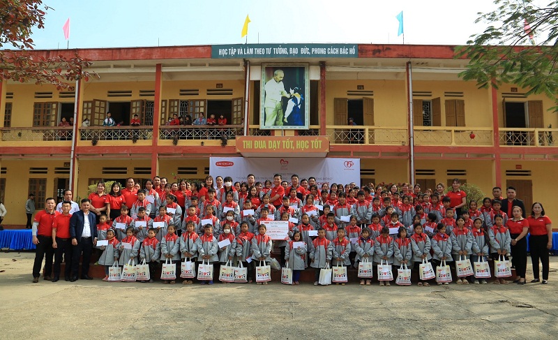 100 áo ấm và quà khuyến học đã được Dai-ichi Life Việt Nam trao cho các học sinh của 4 trường học thuộc 2 huyện Yên Bình và Lục Yên, tỉnh Yên Bái.