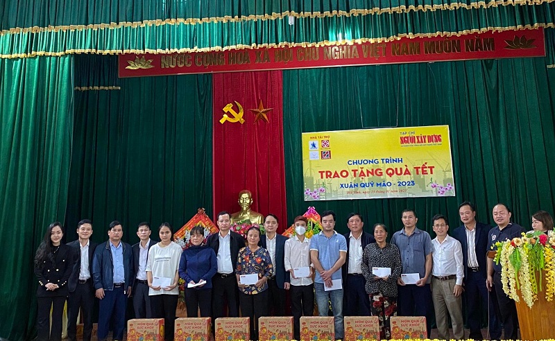 Đoàn công tác trao quà tại xã Xuân Mỹ (Nghi Xuân, Hà Tĩnh).