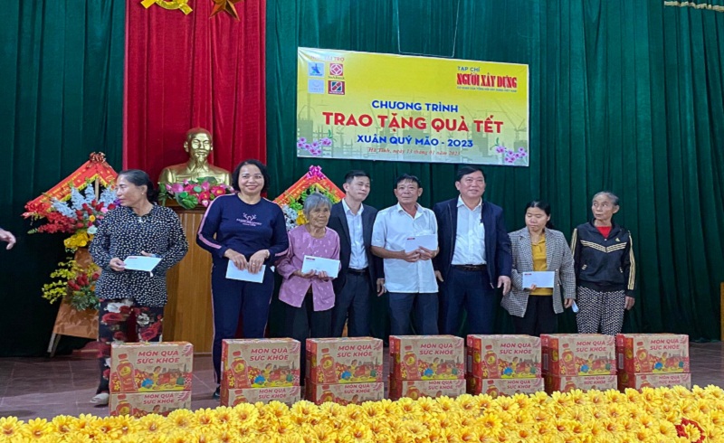 Giám đốc Agribank Nghi Xuân Bùi Quang Thái (thứ 4 từ trái sang) đồng hành cùng hoạt động thiện nguyện của Tạp chí Người Xây dựng.