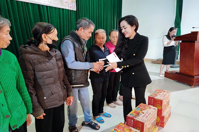 Bà Di Linh - đại diện Neslyn Group trao tặng quà Tết cho bà con.